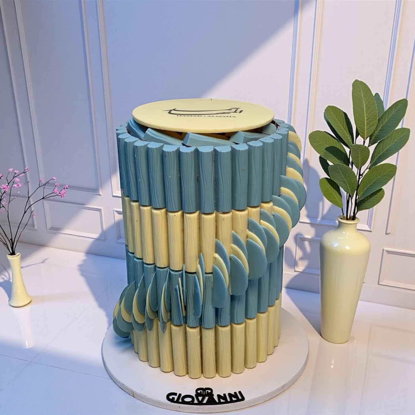 هرم شوكولاتة مروحة مع استيك مخصص
Fan-Style Chocolate Pyramid with Custom Stick