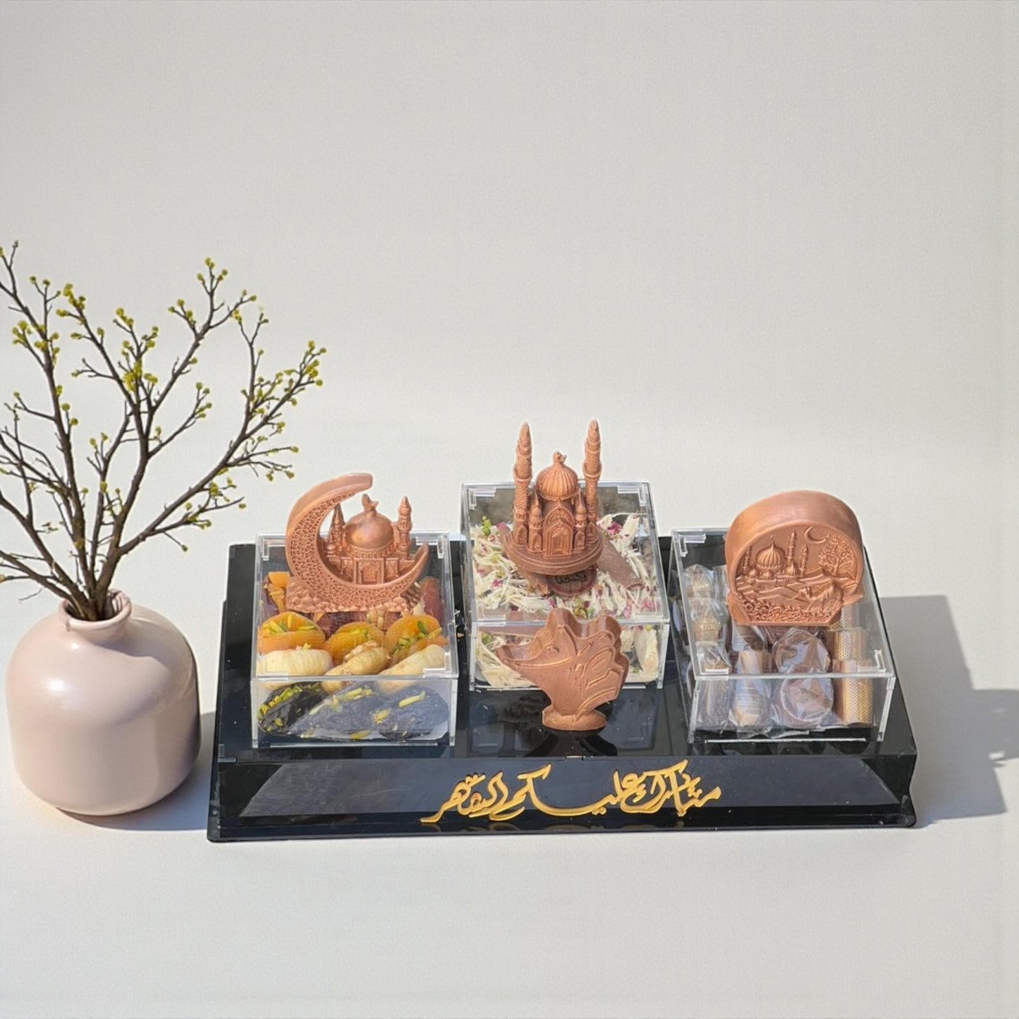 Royal Acrylic Luxury Box – Heritage Chocolate & Premium Selection بوكس الأكريليك الملكي – تشكيلة الشوكليت والتراث الفاخر