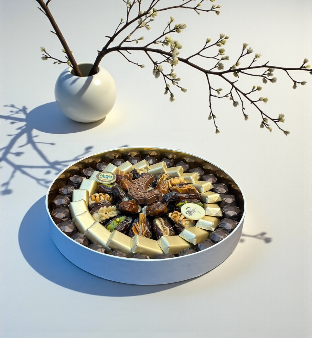 Mixed Carton Platter — Wrapped Chocolate, Dates, Figs & Apricots صحن كرتون مشكّل — شوكليت مغلف + تمور + تين + مشمش