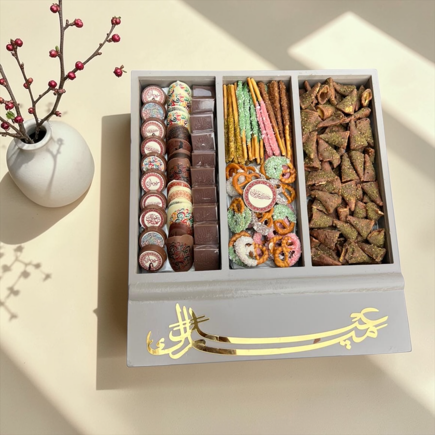 Wooden Box with Chocolate, Petit Four & Savory Selection | بوكس خشبي بغطاء شفاف مع شوكليت وبيتي فور وموالح