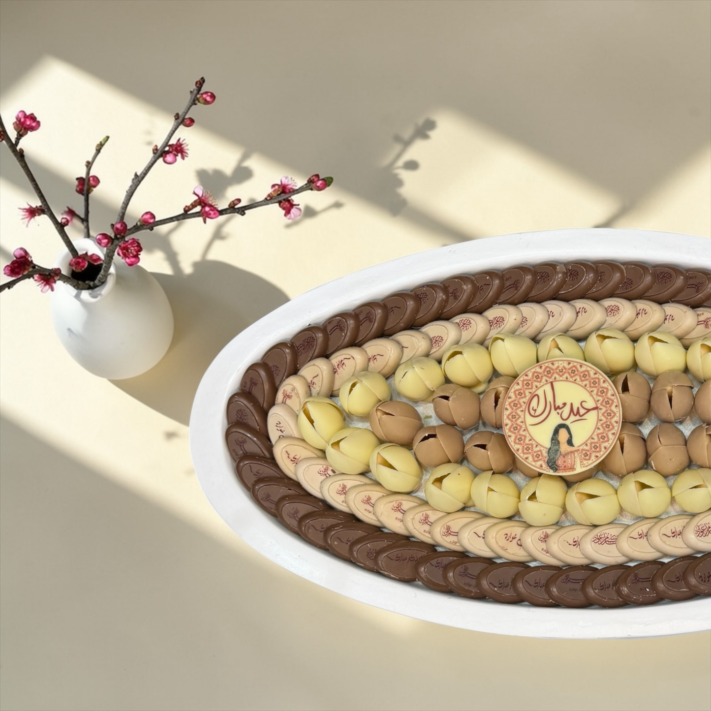 Ceramic Vase with Giovanni Signature Chocolate فاز سيراميك فاخر مع تشكيلة شوكليت سيجنتشر من جيوفاني