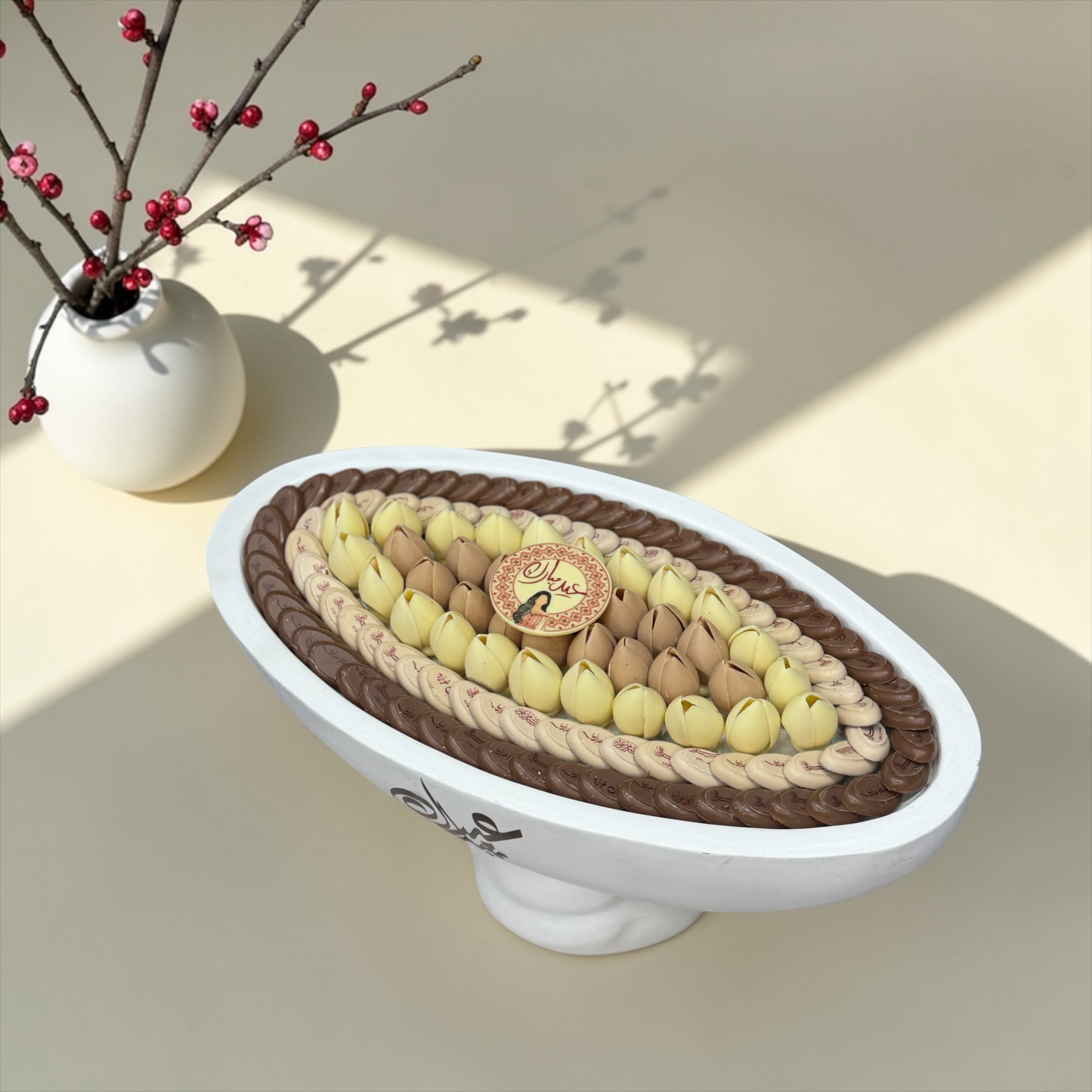 Ceramic Vase with Giovanni Signature Chocolate فاز سيراميك فاخر مع تشكيلة شوكليت سيجنتشر من جيوفاني