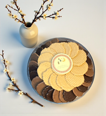 Luxury Acrylic Ramadan Lantern with Belgian Chocolate-Dipped Waffle Biscuit فانوس أكريليك فاخر مع بسكويت الوافل البلجيكي المقرمش بالشوكليت