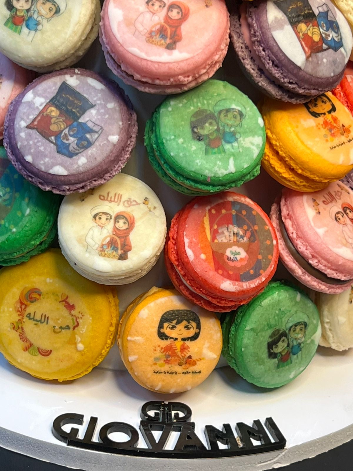 هرم ماكرون فرنسي مطبوع بثيم حق الليلة