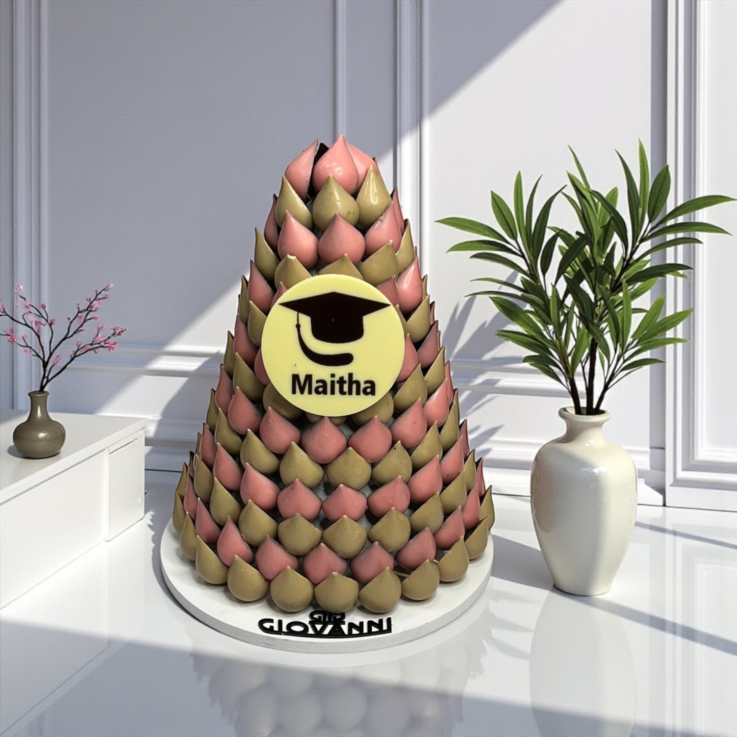 هرم شوكولاتة حبة الجوافة بطباعة مخصصة Guava Chocolate Pyramid with Custom Print