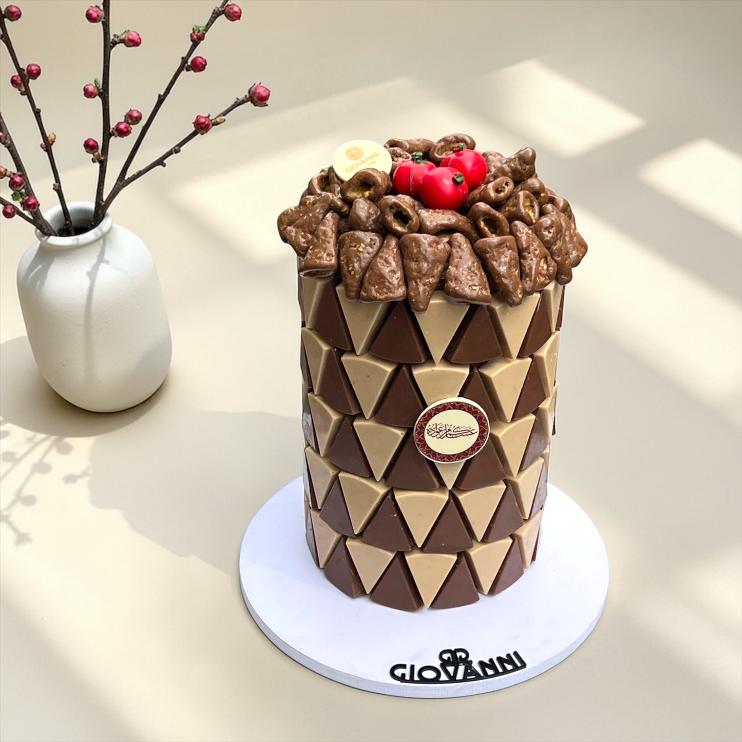 تشكيلة شوكليت فاخرة لعيد الفطر – هرم حبة المثلثات مع شوكليت بيقلز مغطس بالشوكليت والزعتر مع حبة الرمان / Luxury Eid Chocolate Gift – Giovanni Premium Selection 1400g