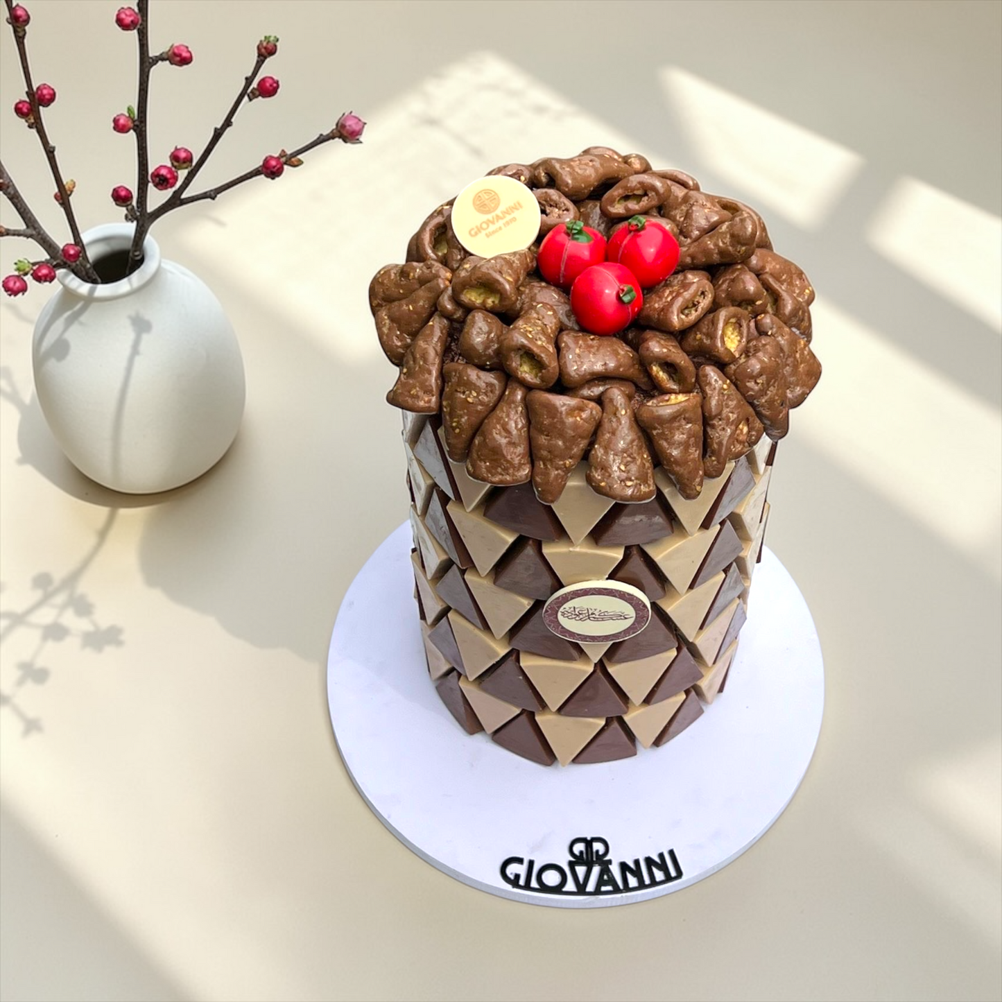 تشكيلة شوكليت فاخرة لعيد الفطر – هرم حبة المثلثات مع شوكليت بيقلز مغطس بالشوكليت والزعتر مع حبة الرمان / Luxury Eid Chocolate Gift – Giovanni Premium Selection 1400g