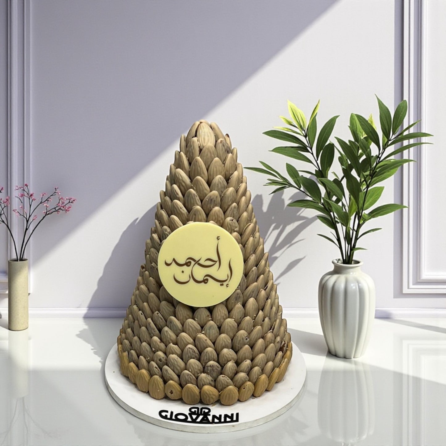 هرم شوكولاتة حبة اللوز بطباعة مخصصة
Almond Chocolate Pyramid – Custom Printed