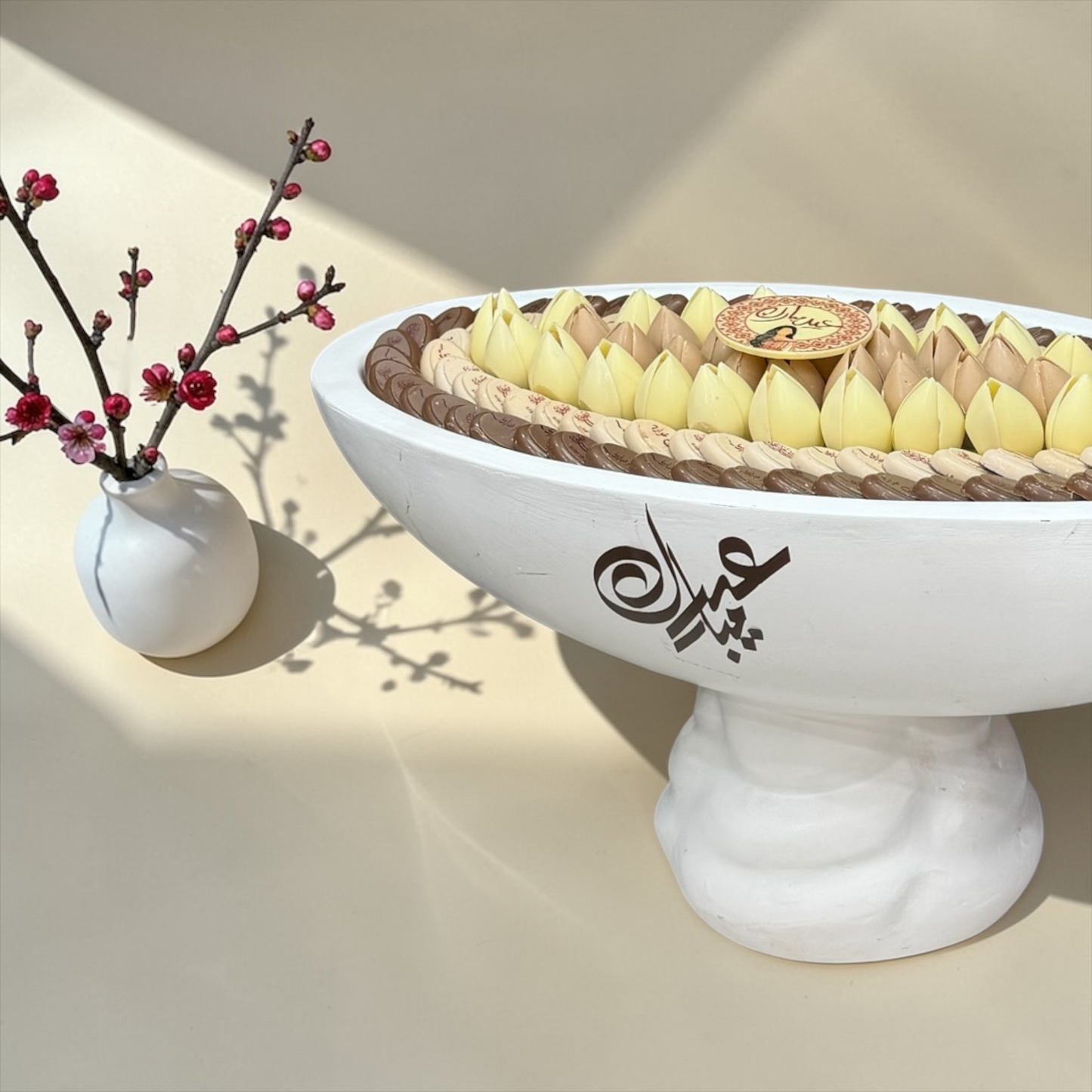Ceramic Vase with Giovanni Signature Chocolate فاز سيراميك فاخر مع تشكيلة شوكليت سيجنتشر من جيوفاني