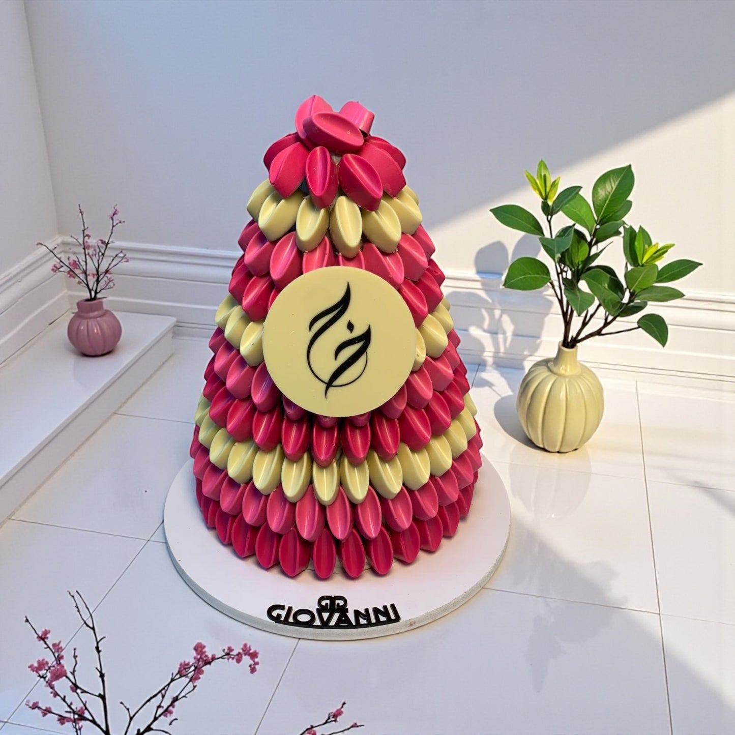 هرم شوكولاتة  بطباعة مخصصة  Chocolate Pyramid with Custom Print