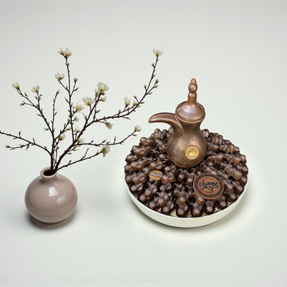 Luxury Porcelain Plate with Chocolate Dallah Selection – صحن بورسلين فاخر مع شوكليت الدلة – تشكيلة رمضانية 1000 جرا