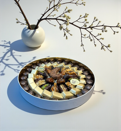 Mixed Carton Platter — Wrapped Chocolate, Dates, Figs & Apricots  صحن كرتون مشكّل — شوكليت مغلف + تمور + تين + مشمش