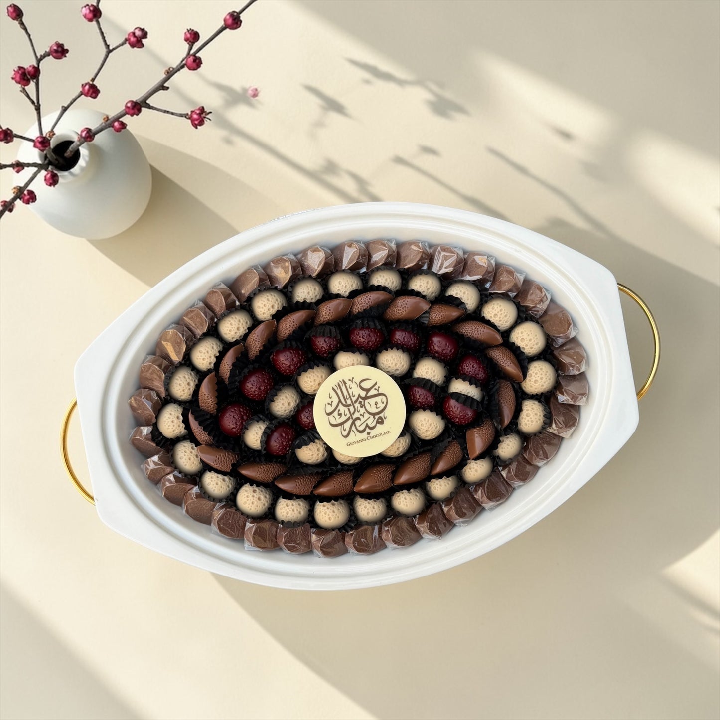 Belgian Chocolate Porcelain Platter with Glass Lid | صحن بورسلين بغطاء زجاجي وحامل ذهبي مع تشكيلة شوكليت بلجيكي
