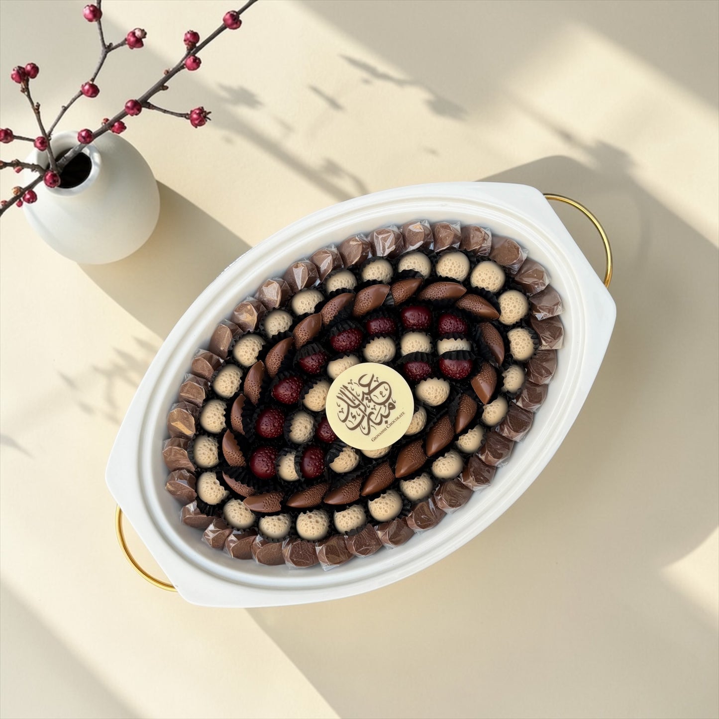 Belgian Chocolate Porcelain Platter with Glass Lid | صحن بورسلين بغطاء زجاجي وحامل ذهبي مع تشكيلة شوكليت بلجيكي