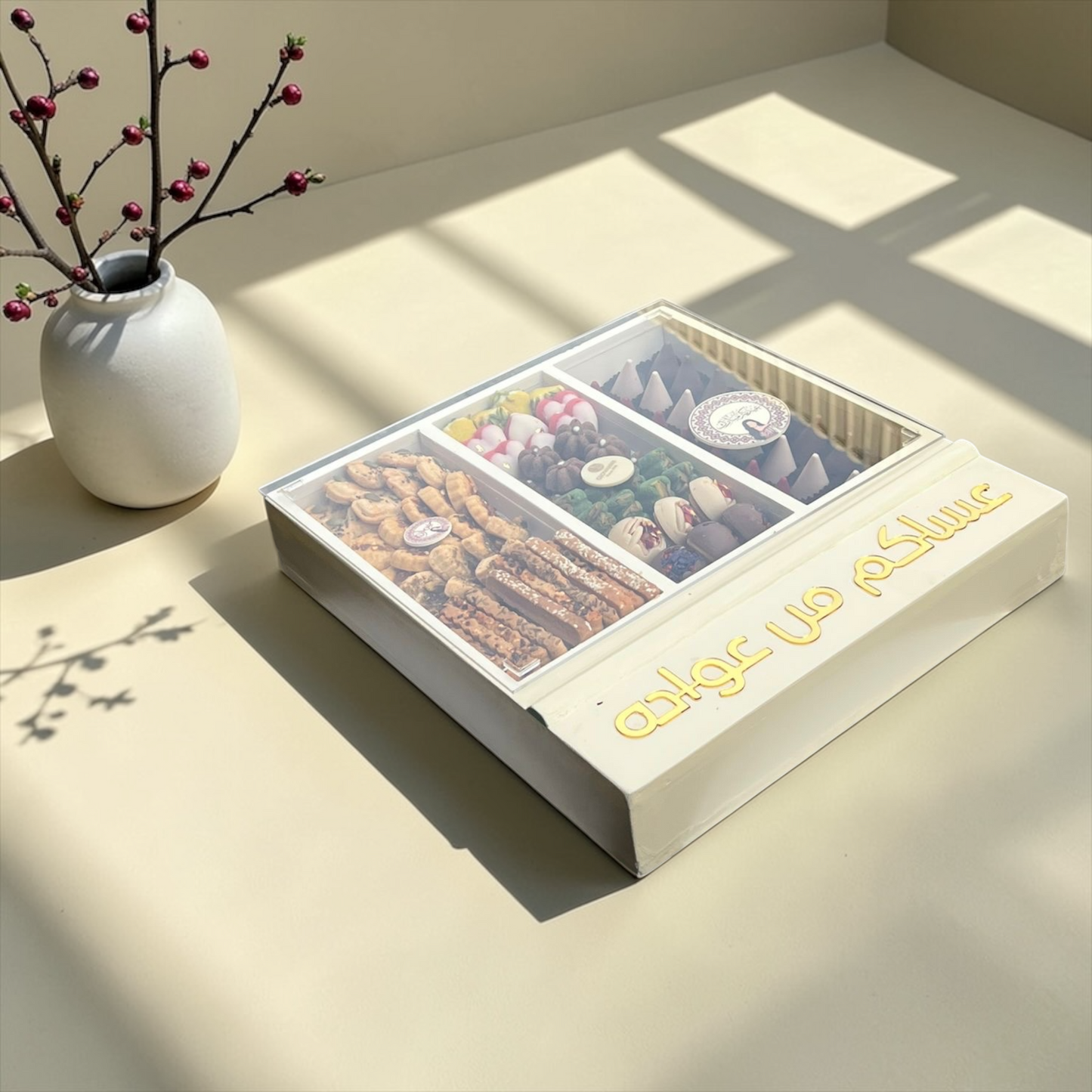 Wooden Box with Chocolate, Petit Four & Savory Selection | بوكس خشبي بغطاء شفاف مع شوكليت وبيتي فور وموالح