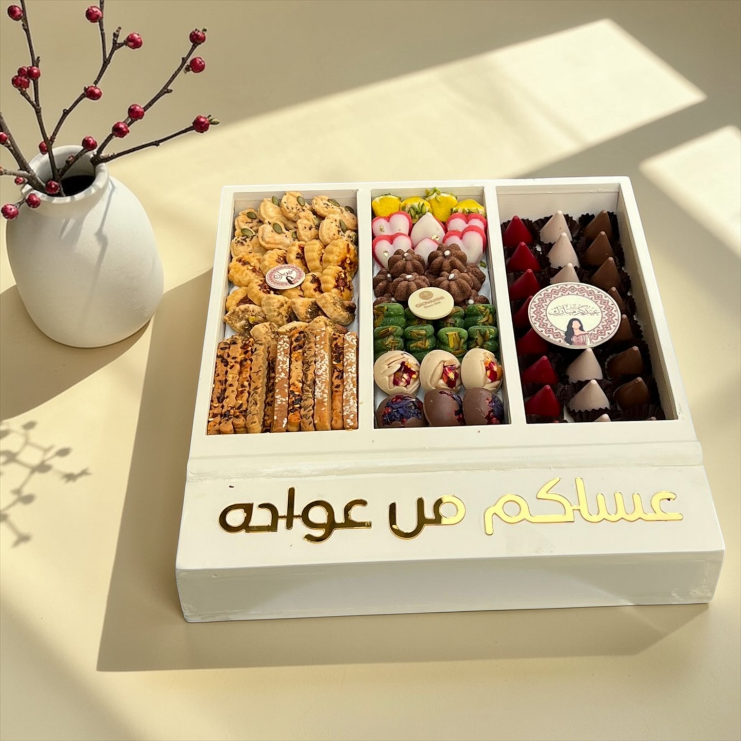 Wooden Box with Chocolate, Petit Four & Savory Selection | بوكس خشبي بغطاء شفاف مع شوكليت وبيتي فور وموالح