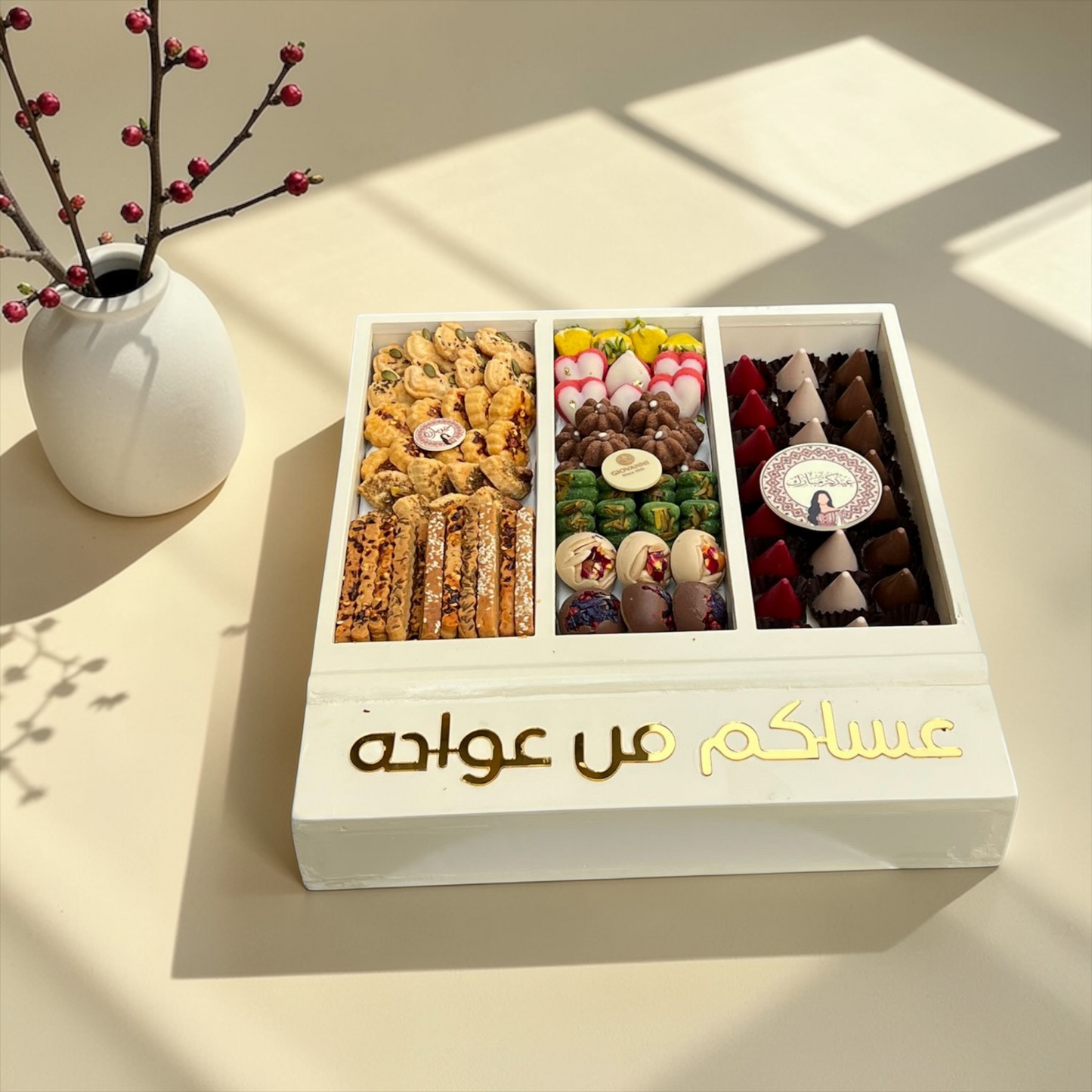Wooden Box with Chocolate, Petit Four & Savory Selection | بوكس خشبي بغطاء شفاف مع شوكليت وبيتي فور وموالح