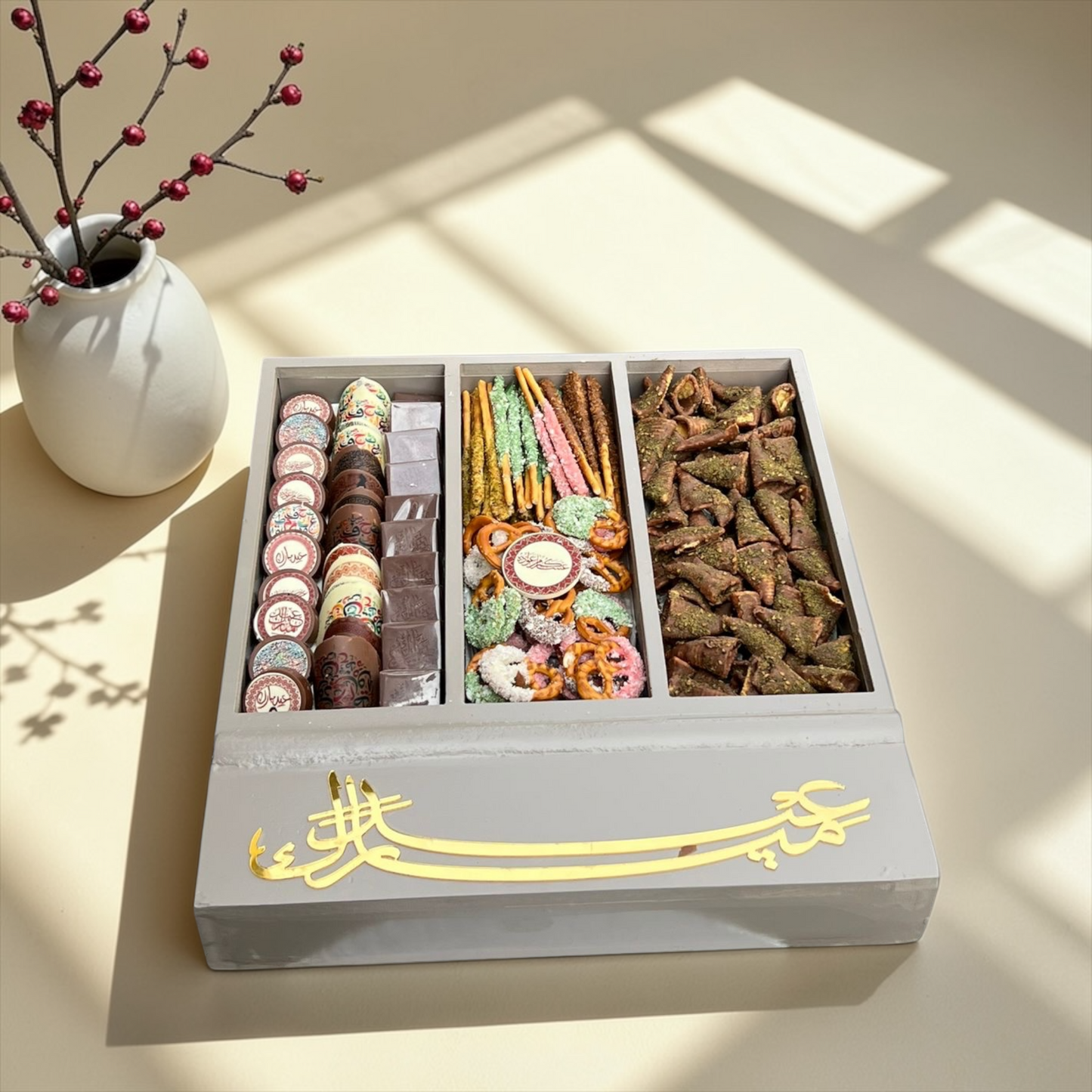 Wooden Box with Chocolate, Petit Four & Savory Selection | بوكس خشبي بغطاء شفاف مع شوكليت وبيتي فور وموالح