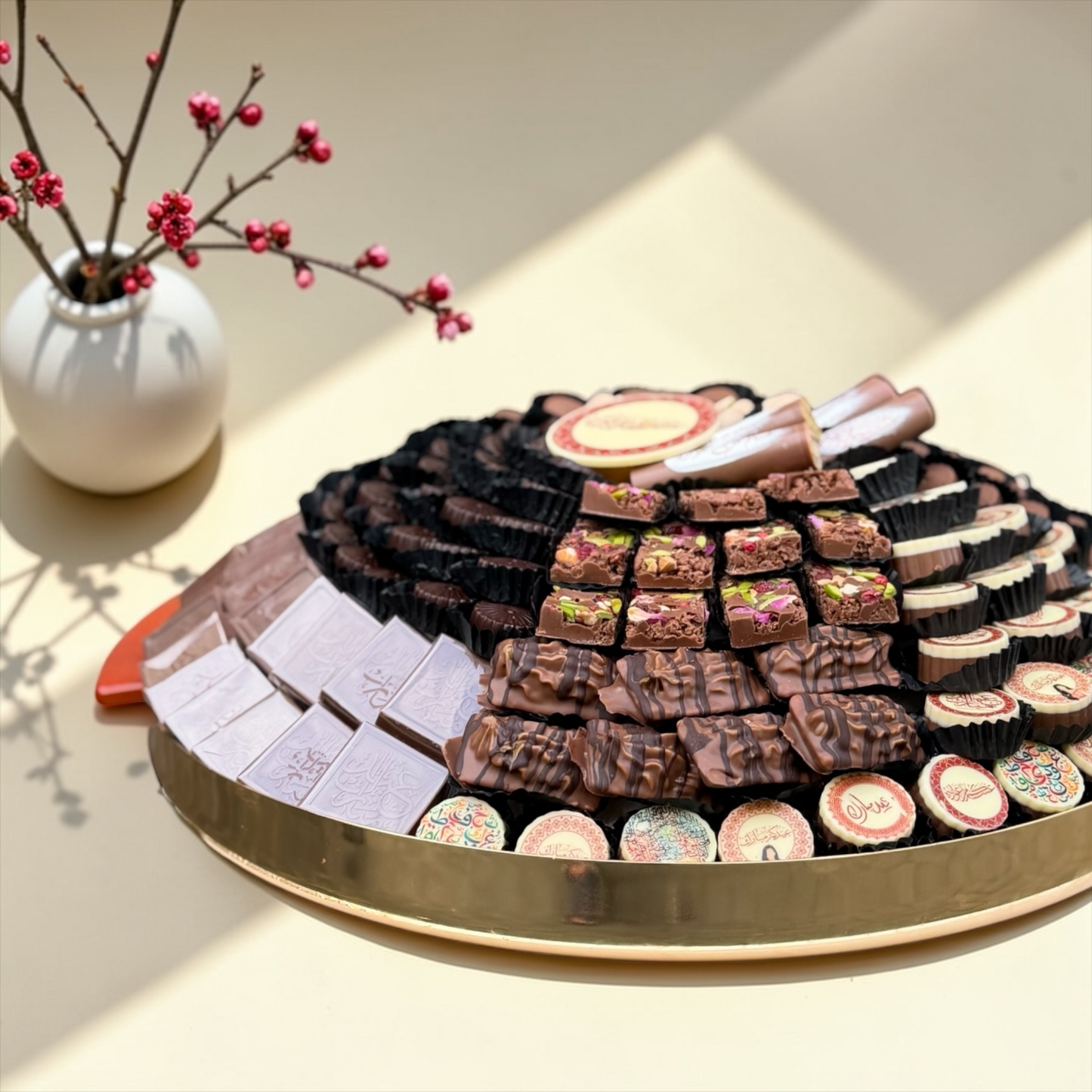 Luxury Gold Stainless Steel Platter – Giovanni Signature Chocolate Selection صحن ستانلس ستيل ذهبي فاخر مع تشكيلة سيجنتشر من جيوفاني