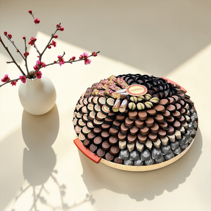 Luxury Gold Stainless Steel Platter – Giovanni Signature Chocolate Selection صحن ستانلس ستيل ذهبي فاخر مع تشكيلة سيجنتشر من جيوفاني
